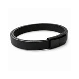 Pulsera de cuero para caballero en color negro con banda lisa y cierre magnético plano de acero negro sobre fondo blanco.
