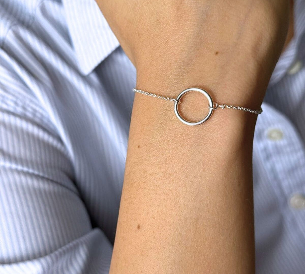 Pulsera Karma Argollada en modelo de plata 925 de AMBAR Joyería Fina