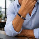modelo con pulsera para hombre con piedras naturales de lapislázuli de 10 mm y detalle central en plata 950.