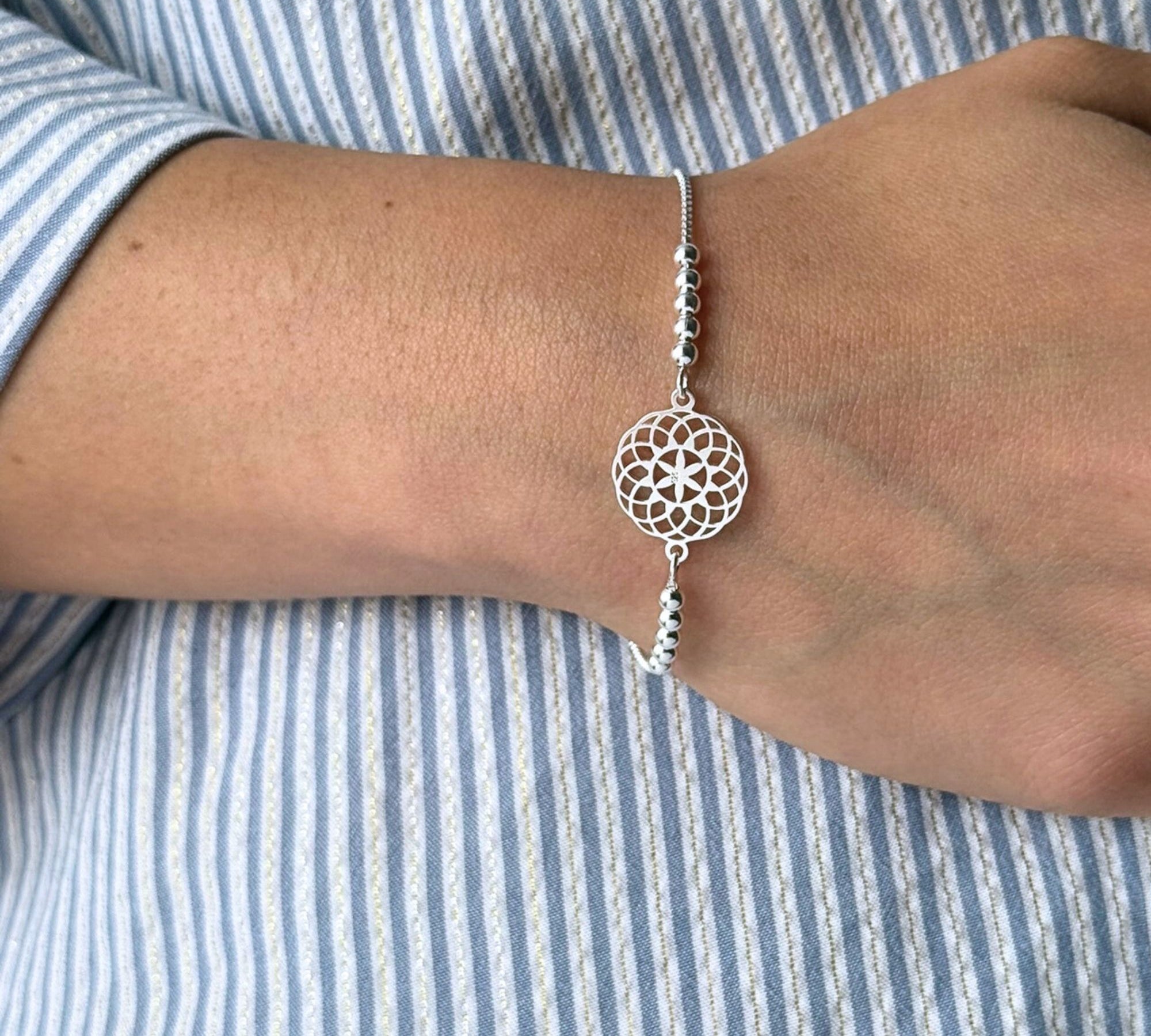 pulsera mandala florecer con sistema regulable en modelo elaborada en plata 925 de AMBAR joyería