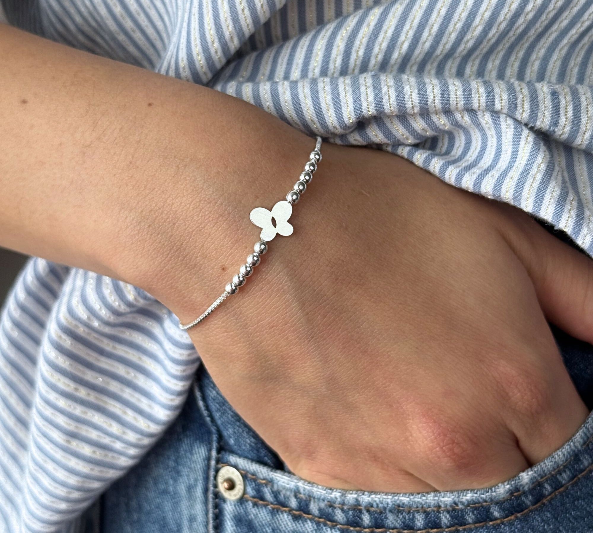pulsera mariposita plana en modelo con bolitas y sistema regulable elaborada en plata 925 de AMBAR Joyería Fina
