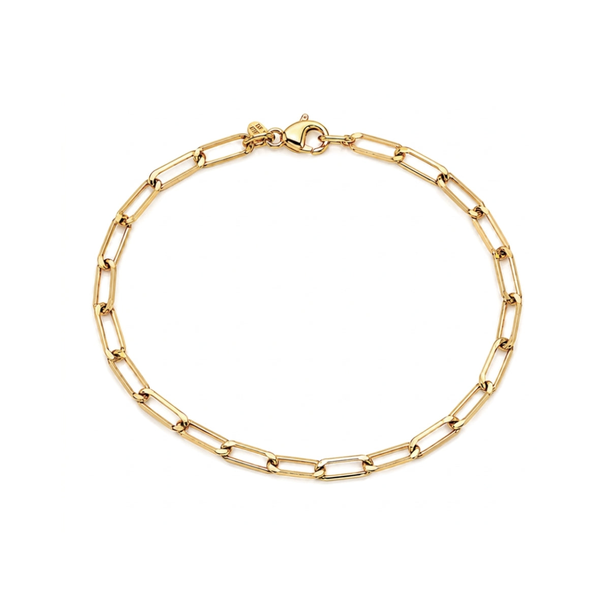 Pulsera de oro laminado para hombre con eslabones planos entrelazados de estilo italiano sobre fondo blanco.