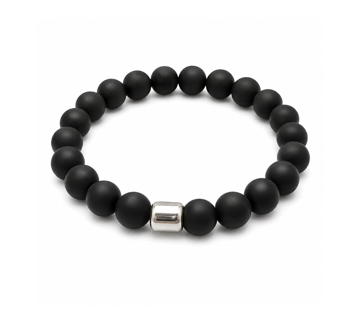 Pulsera elástica para hombre modelo Orión con hilo de silicona, esferas de Onix Negro y tubo cilíndrico central de plata 925 sobre fondo blanco.