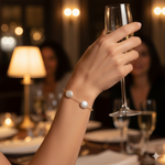 Pulsera de cadena fina en oro 18k con tres perlas barrocas blancas en modelo, accesorio de joyería fina para mujer.