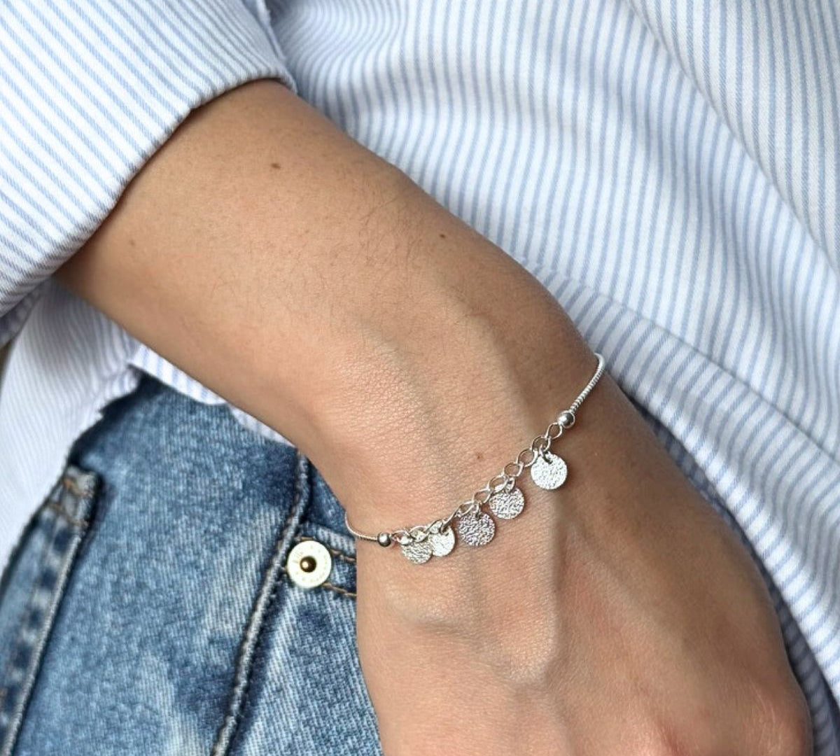 Pulsera plaquitas con bolitas y sistema regulable en modelo, ideal para toda ocasión elaborada en plata 925 de AMBAR Joyería Fina
