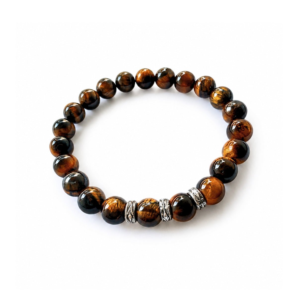 Pulsera elástica para hombre modelo Hermes con hilo de silicona, esferas de ojo de tigre y tres aros texturizados de plata 925 sobre fondo blanco.