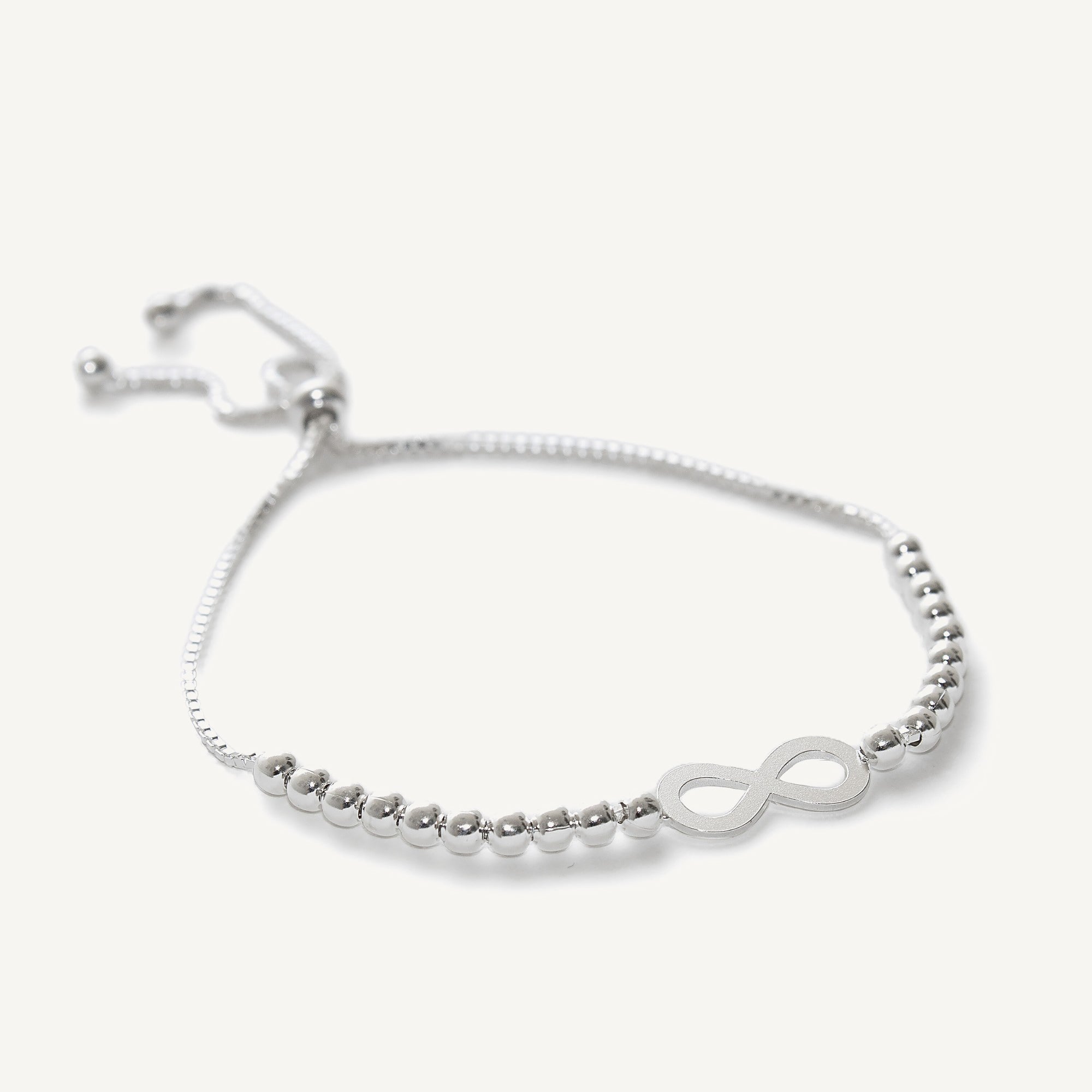 pulsera infinito con sistema regulable que se ajusta a cualquier muñeca elaborada en plata 925 de AMBAR Joyería 