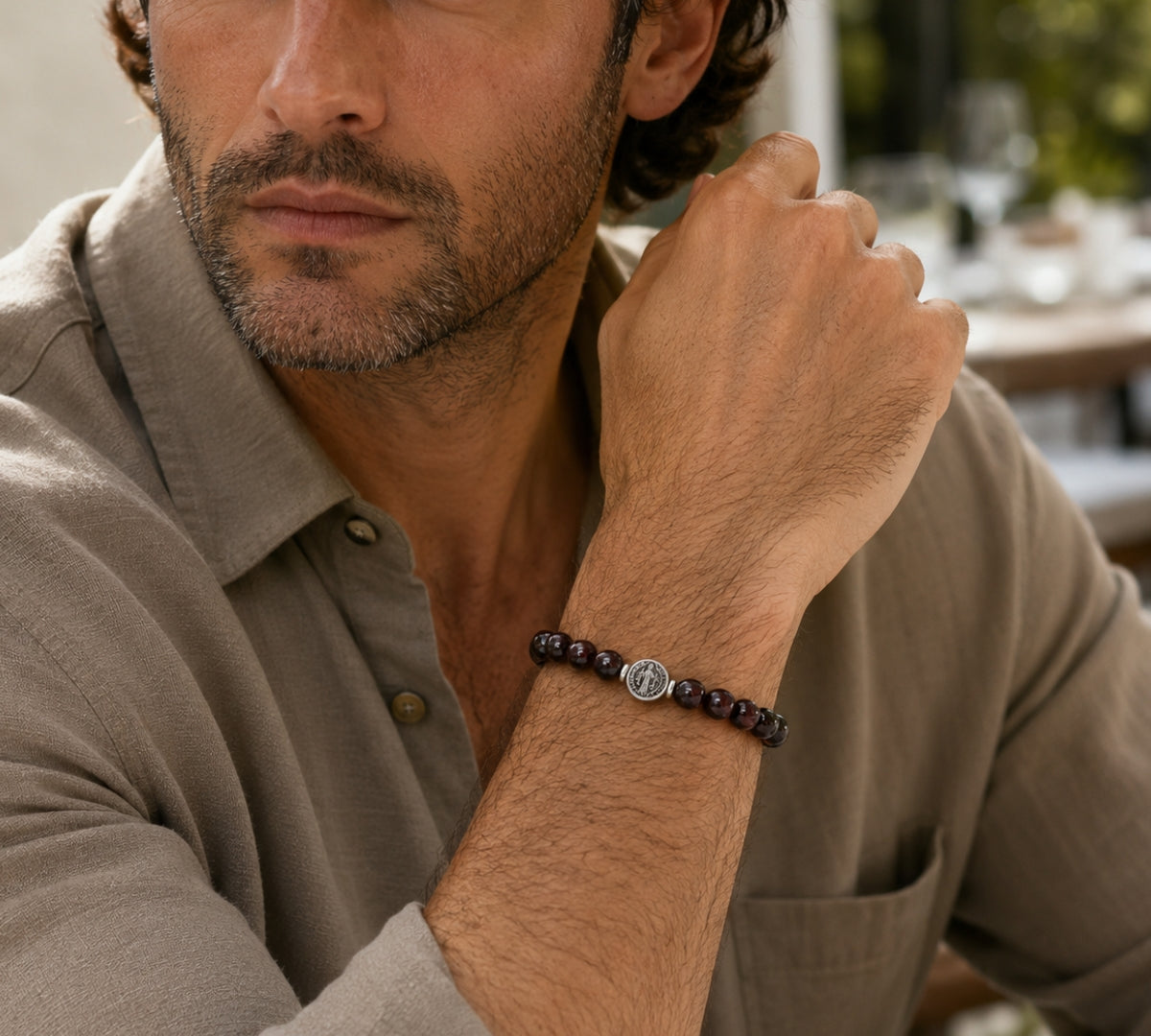 Modelo con Pulsera Rodonita San Benito Imperial para hombre con piedra natural rodonita y medalla central de acero de AMBAR joyería fina