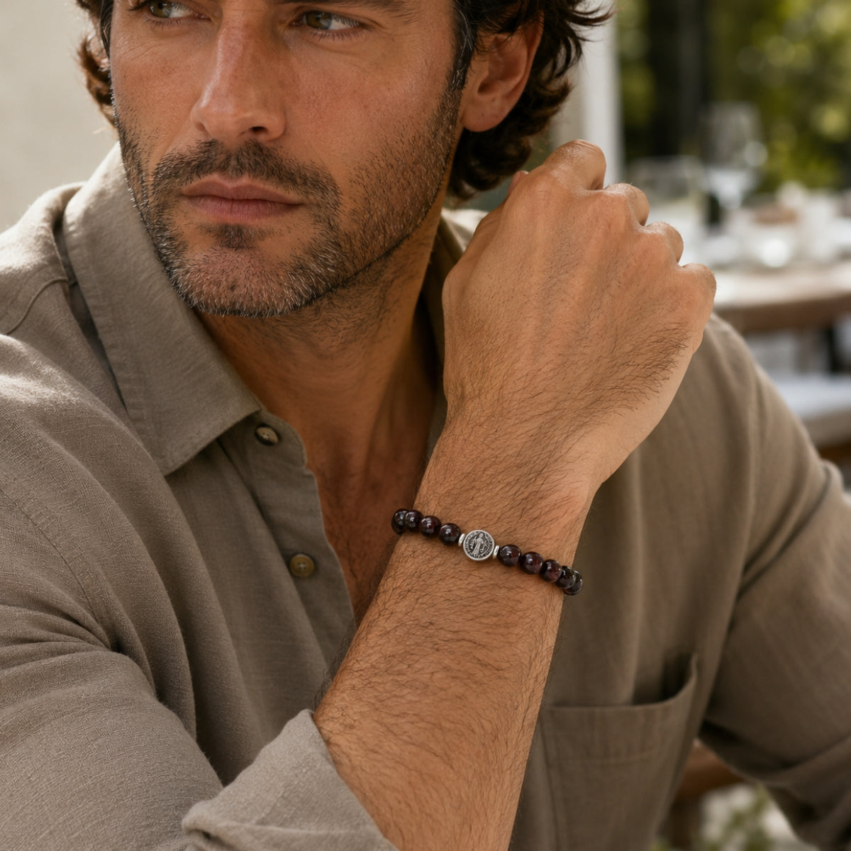 Modelo con Pulsera Rodonita San Benito Imperial para hombre con piedra natural rodonita y medalla central de acero de AMBAR joyería fina