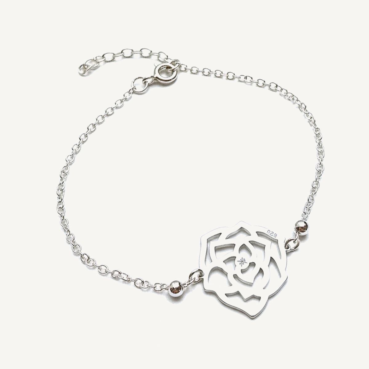 Pulsera de Plata 925 con diseño de rosa calada, longitud ajustable de 18 cm a 21 cm.