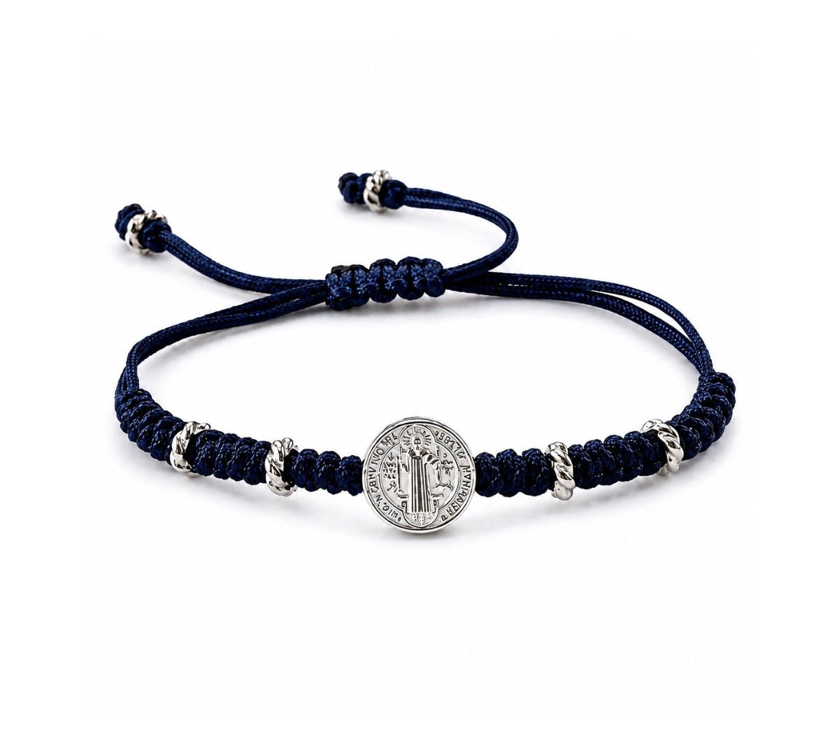 Pulsera tejida para hombre en hilo azul marino exclusivo con medalla central de San Benito y dijes separadores de plata sobre fondo blanco.
