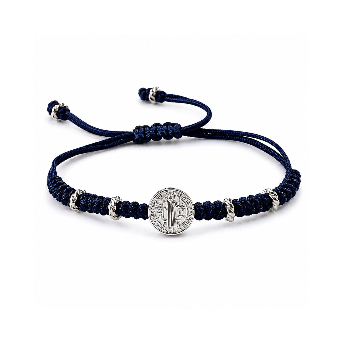 Pulsera tejida para hombre en hilo azul marino exclusivo con medalla central de San Benito y dijes separadores de plata sobre fondo blanco.