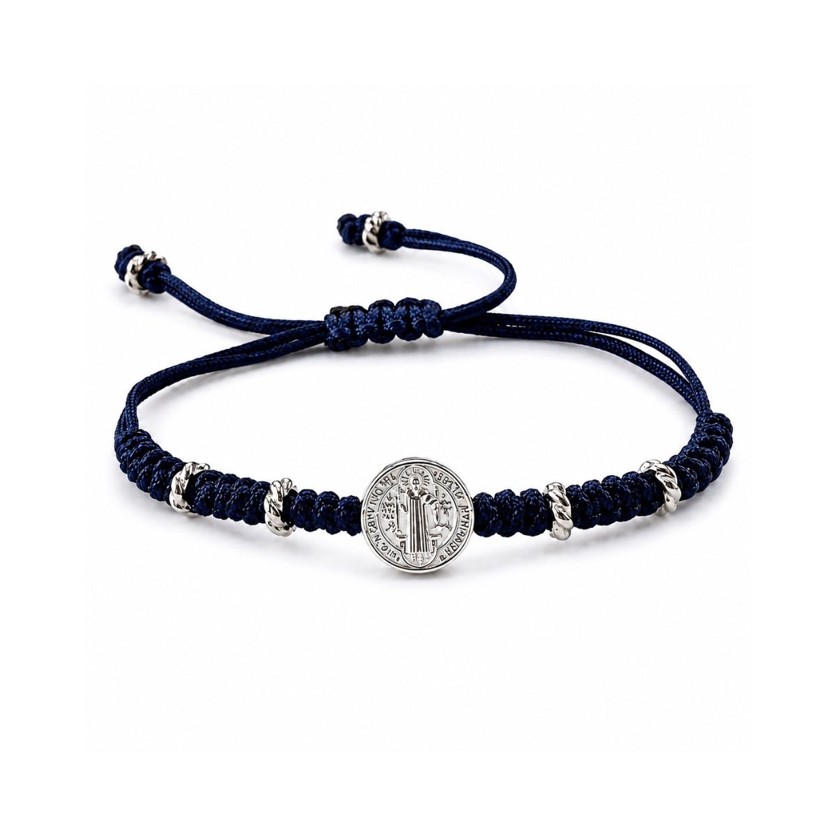 Pulsera tejida para hombre en hilo azul marino exclusivo con medalla central de San Benito y dijes separadores de plata sobre fondo blanco.