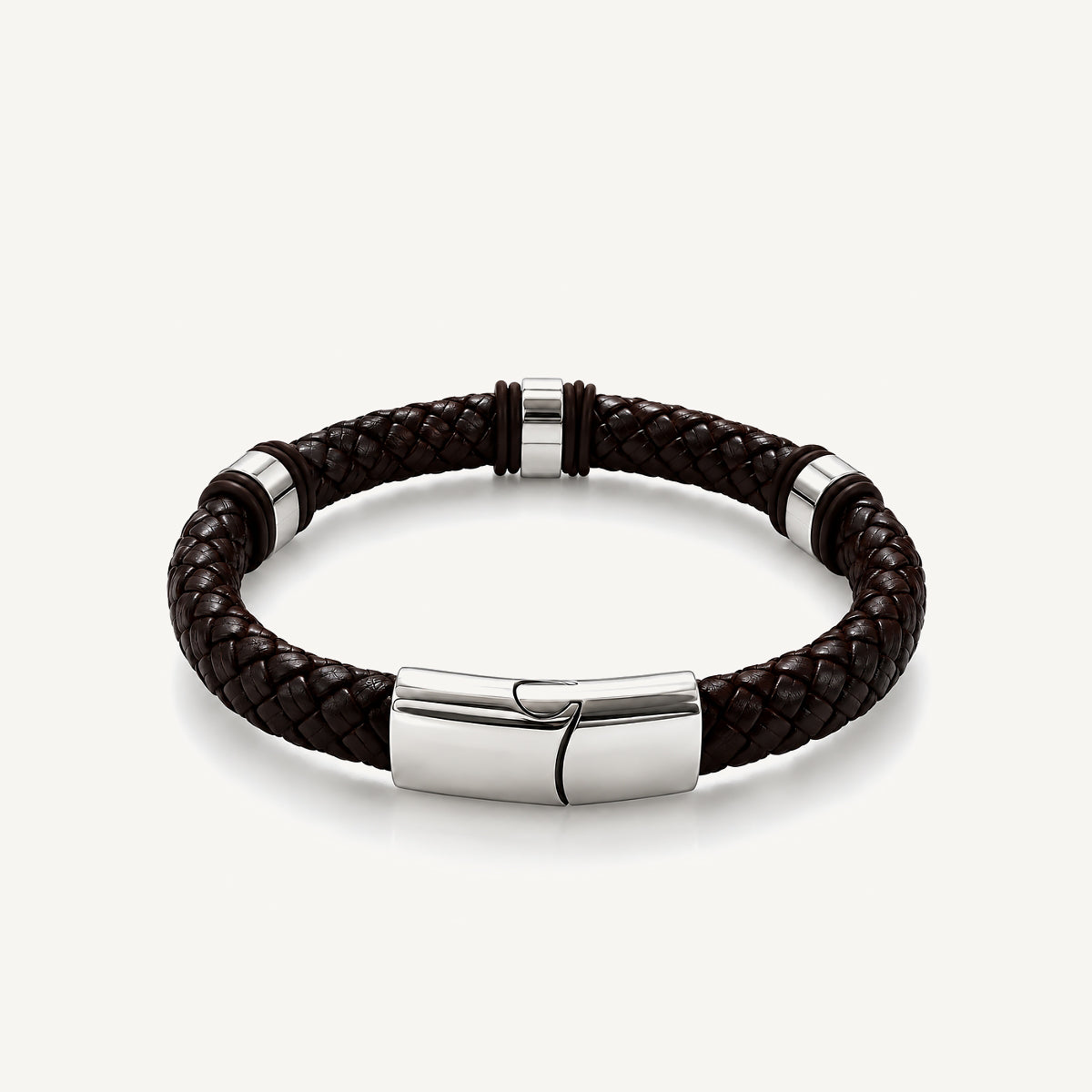 Pulsera Cuero Trenzado Urban de cuero marrón chocolate oscuro con broche y accesorios de acero inoxidable y bandas de silicona negra.