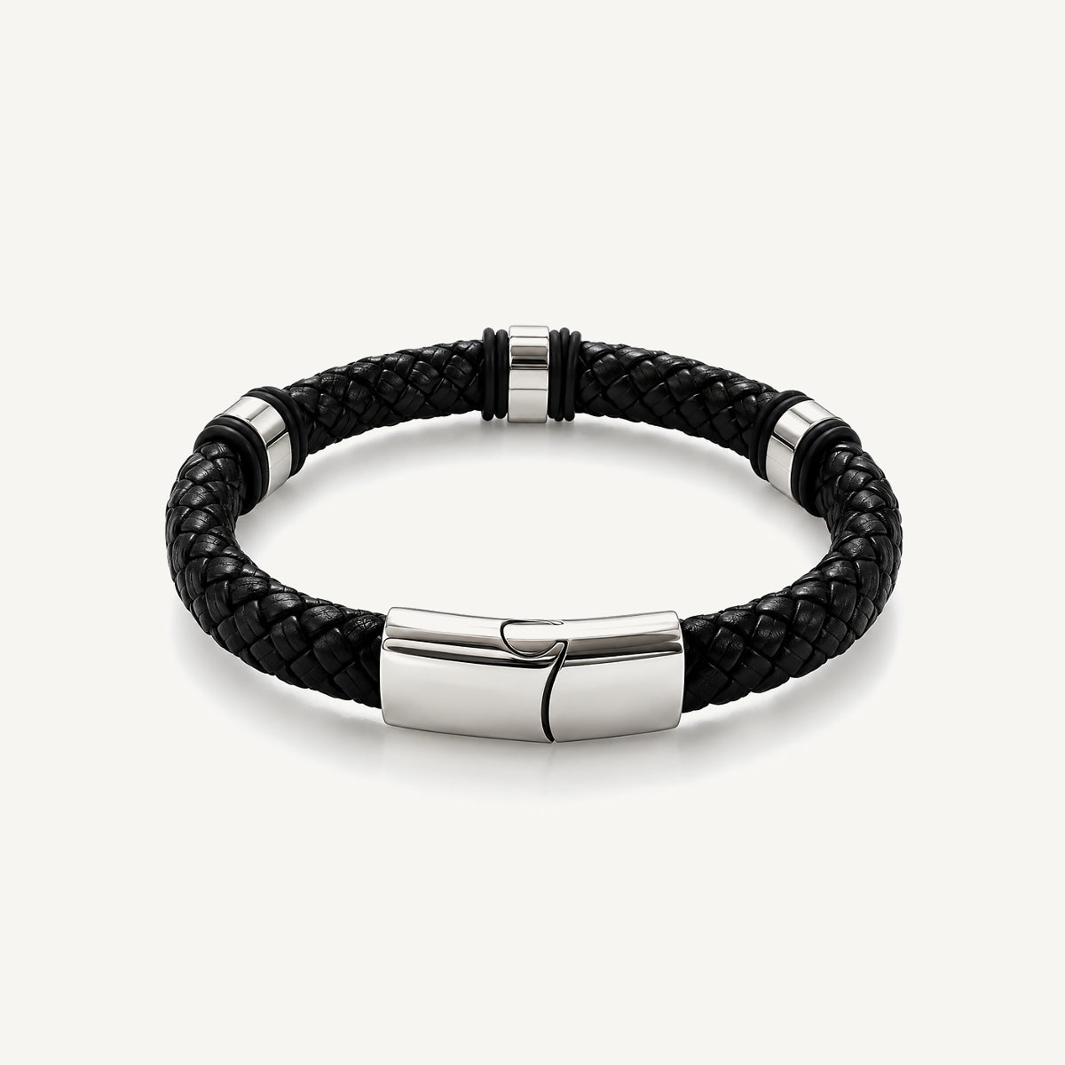 Pulsera Cuero Trenzado Urban de cuero negro con broche y accesorios de acero inoxidable y bandas de silicona negra.