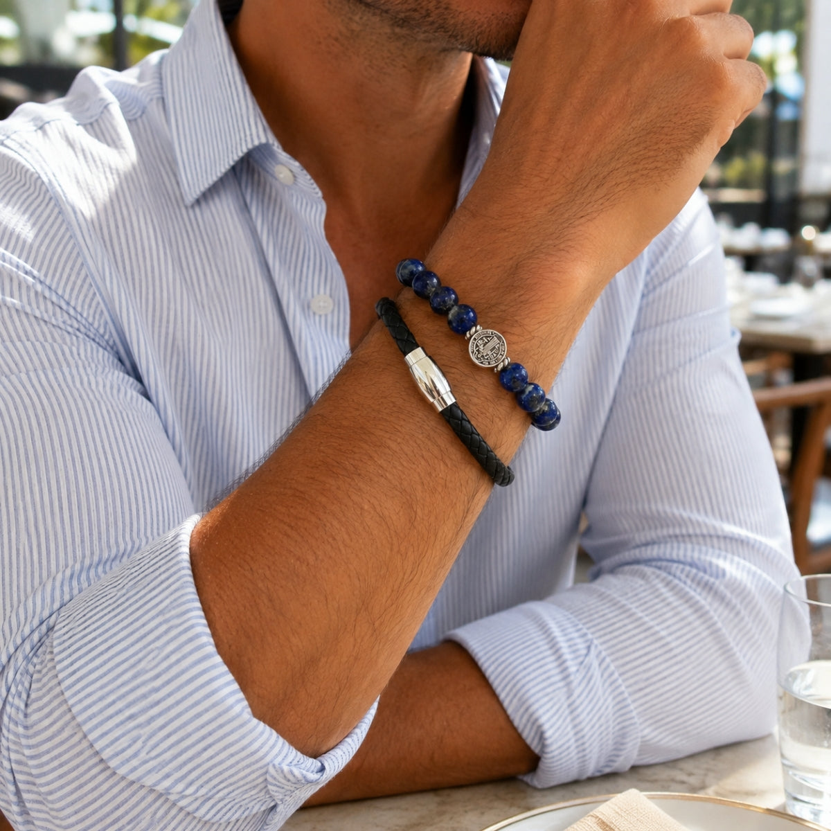 modelo luciendo pulsera atlas negro y pulsera de san benito lapislazuli.