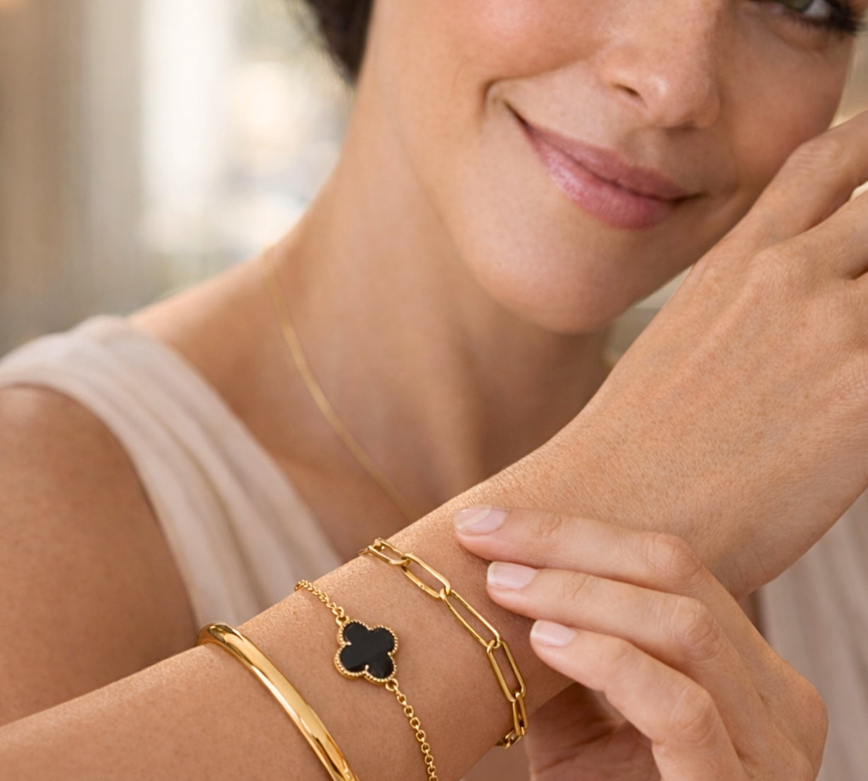 Muestra de pulseras de oro laminado con diferentes diseños de eslabones, incluyendo el estilo clip de la Pulsera Cleo.