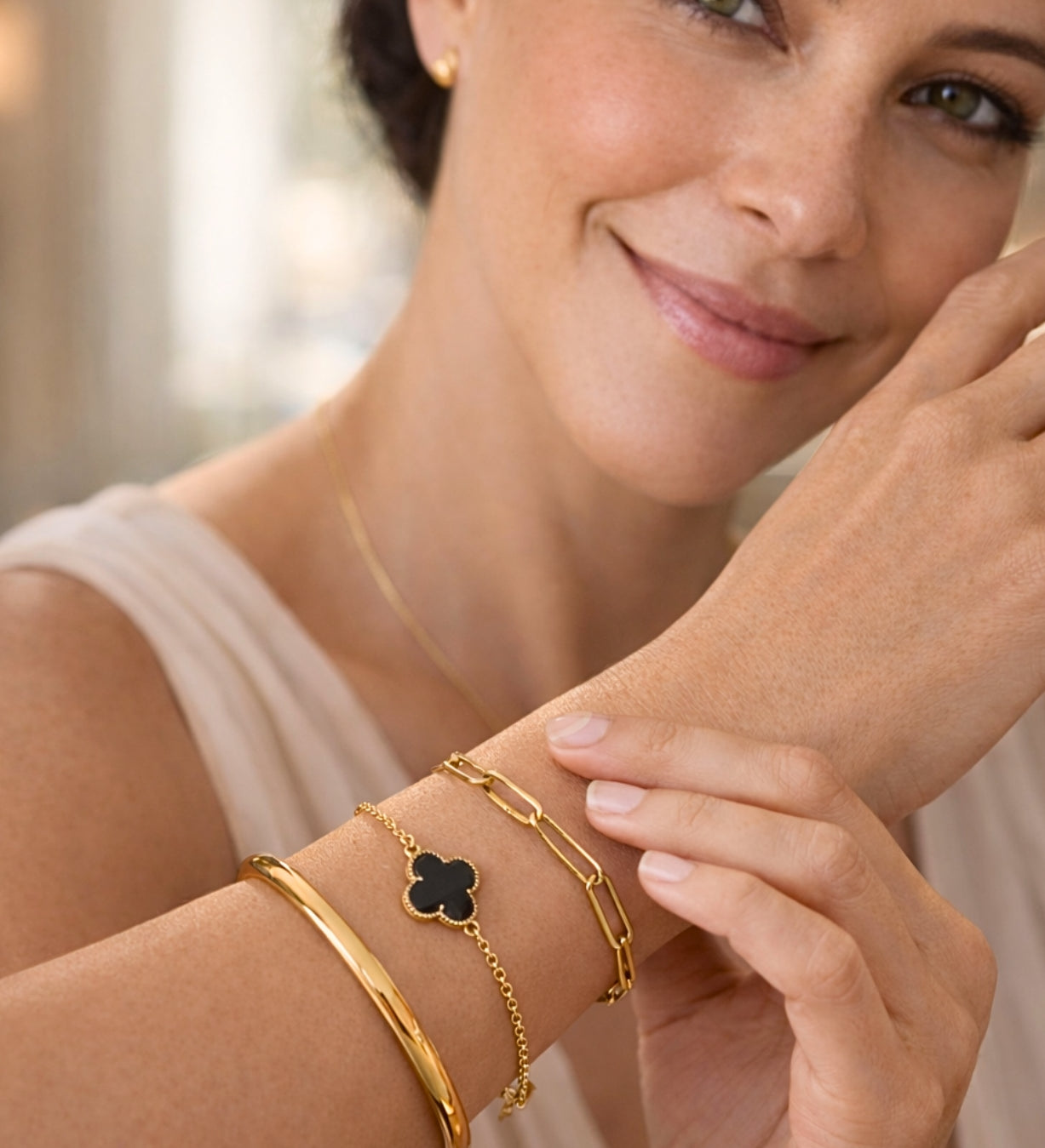 Muestra de pulseras de oro laminado con diferentes diseños de eslabones, incluyendo el estilo clip de la Pulsera Cleo.