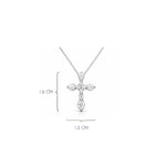 Medida dije de cruz de plata 925 enchapada en rodio y circonitas brillantes.