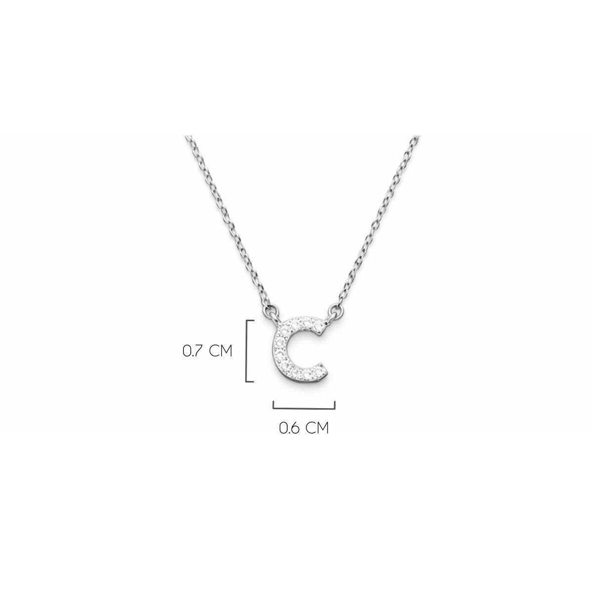 Detalle del tamaño de la  Inicial C de plata 925 enchapada en rodio y circonitas brillantes.