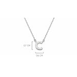 Detalle del tamaño de la  Inicial C de plata 925 enchapada en rodio y circonitas brillantes.
