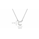 Detalle del tamaño de la  Inicial C de plata 925 enchapada en rodio y circonitas brillantes.