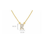 Detalle del tamaño de la  Inicial R de plata 925 enchapada en Oro 18k y circonitas brillantes.