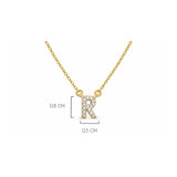 Detalle del tamaño de la  Inicial R de plata 925 enchapada en Oro 18k y circonitas brillantes.