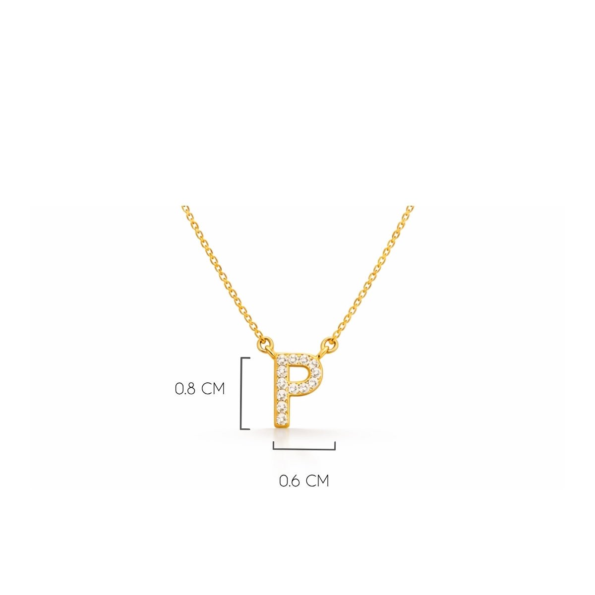 Detalle del tamaño de la  Inicial P de plata 925 enchapada en Oro 18k y circonitas brillantes.