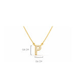Detalle del tamaño de la  Inicial P de plata 925 enchapada en Oro 18k y circonitas brillantes.