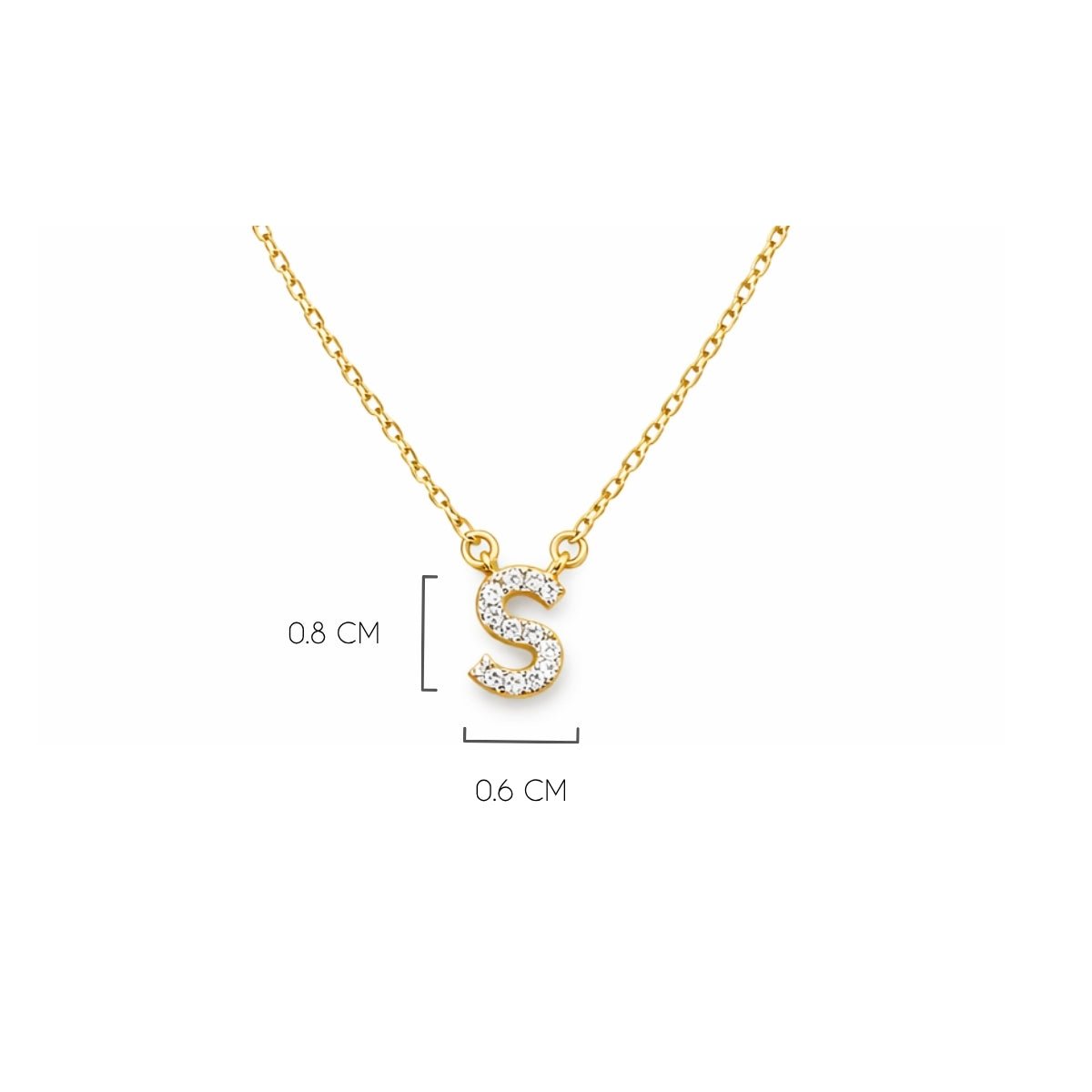 Detalle del tamaño de la  Inicial S de plata 925 enchapada en Oro 18k y circonitas brillantes.