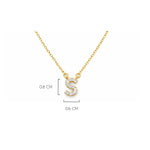 Detalle del tamaño de la  Inicial S de plata 925 enchapada en Oro 18k y circonitas brillantes.