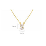 Detalle del tamaño de la  Inicial S de plata 925 enchapada en Oro 18k y circonitas brillantes.