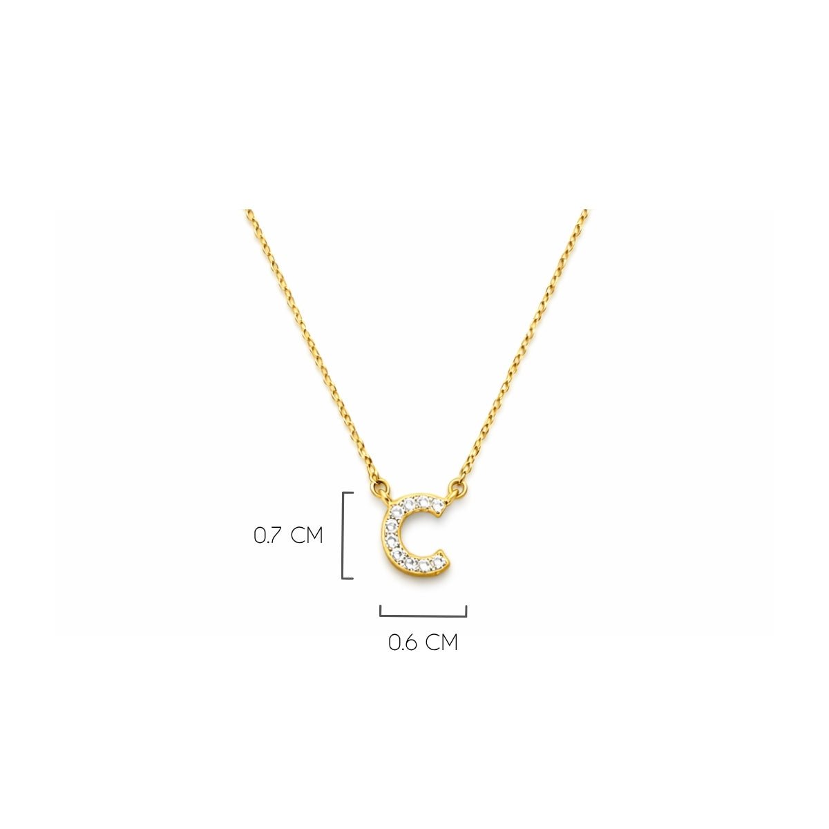 Detalle del tamaño de la  Inicial C de plata 925 enchapada en Oro 18k y circonitas brillantes.