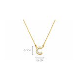 Detalle del tamaño de la  Inicial C de plata 925 enchapada en Oro 18k y circonitas brillantes.