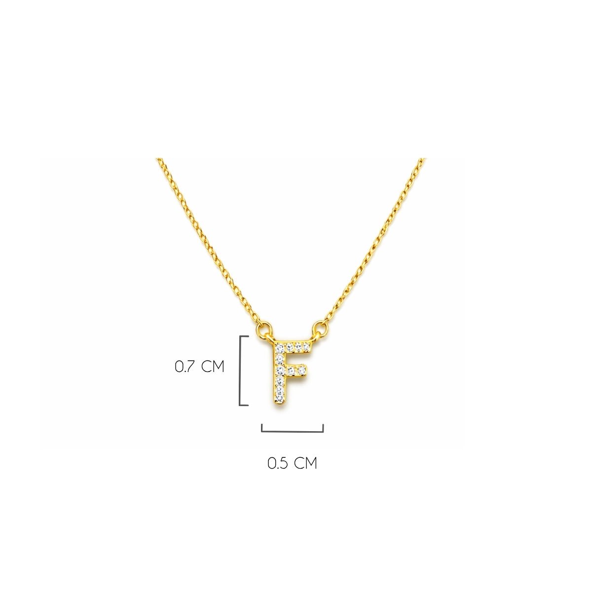 Detalle del tamaño de la  Inicial C de plata 925 enchapada en Oro 18k y circonitas brillantes.