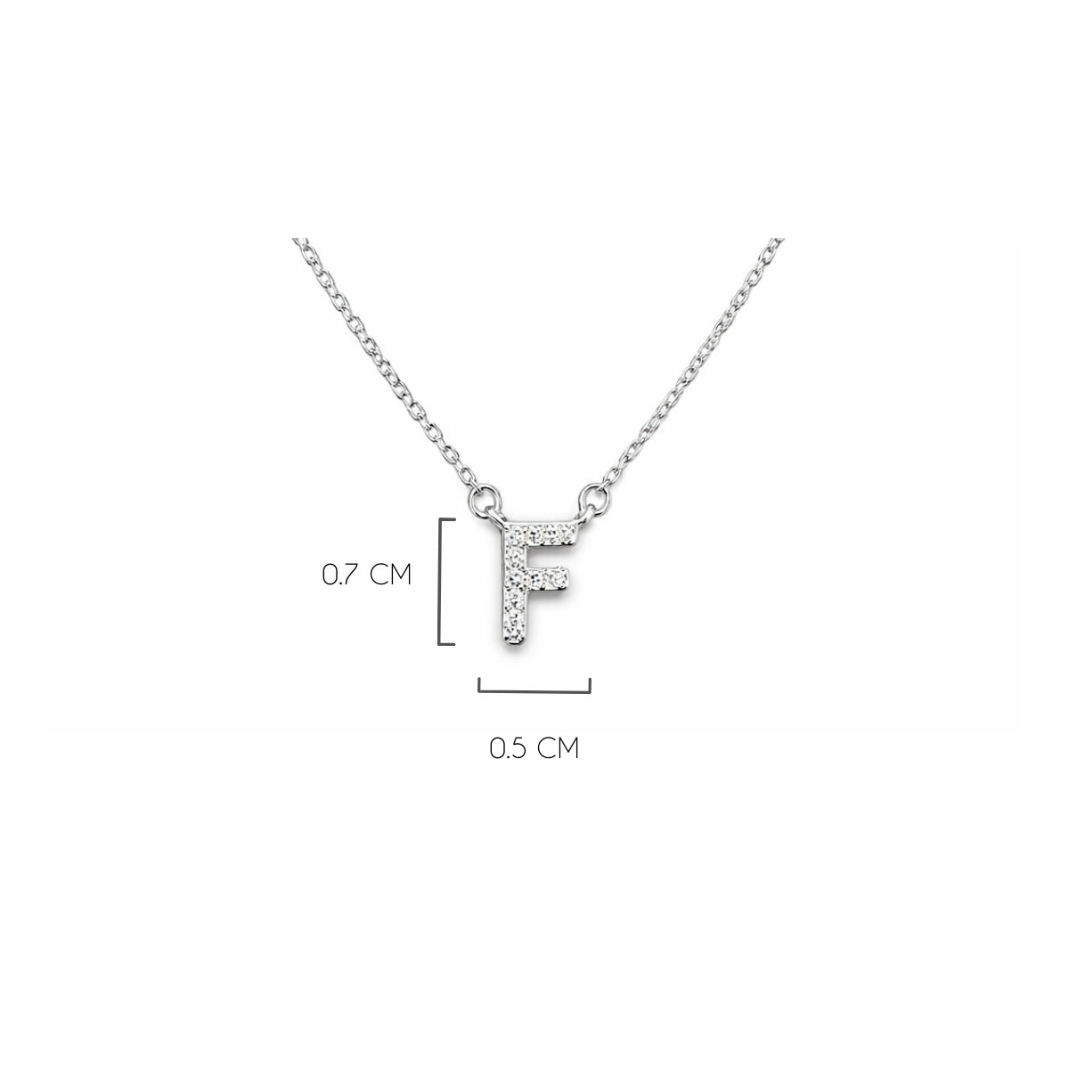 Detalle del tamaño de la  Inicial F de plata 925 enchapada en rodio y circonitas brillantes.