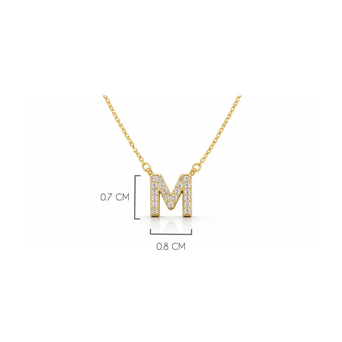 Detalle del tamaño de la  Inicial M de plata 925 enchapada en Oro 18k y circonitas brillantes.