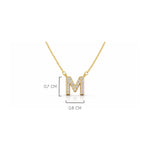 Detalle del tamaño de la  Inicial M de plata 925 enchapada en Oro 18k y circonitas brillantes.