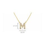 Detalle del tamaño de la  Inicial M de plata 925 enchapada en Oro 18k y circonitas brillantes.