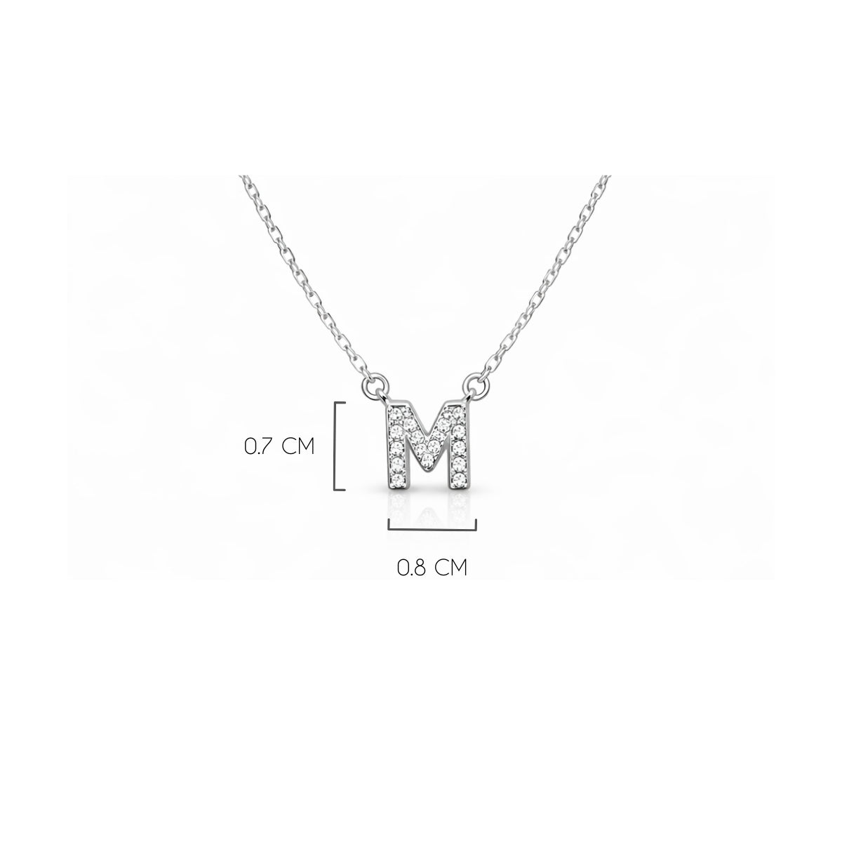 Detalle del tamaño de la  Inicial M de plata 925 enchapada en rodio y circonitas brillantes.