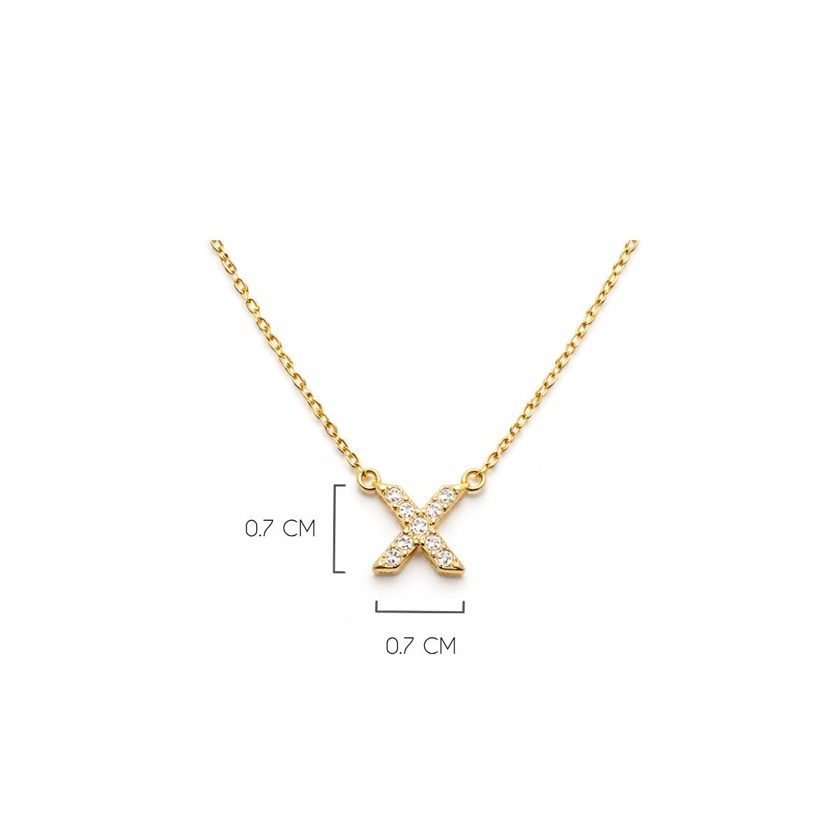 Detalle del tamaño de la  Inicial X de plata 925 enchapada en Oro 18k y circonitas brillantes.