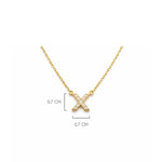 Detalle del tamaño de la  Inicial X de plata 925 enchapada en Oro 18k y circonitas brillantes.