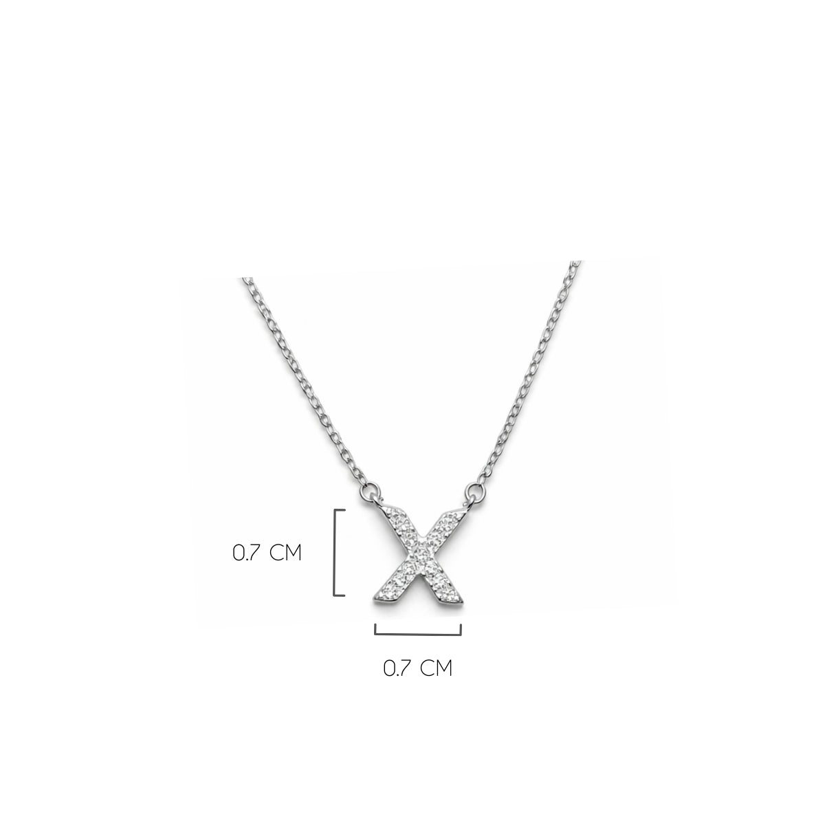 Detalle del tamaño de la  Inicial X de plata 925 enchapada en rodio y circonitas brillantes.