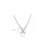 Detalle del tamaño de la  Inicial X de plata 925 enchapada en rodio y circonitas brillantes.