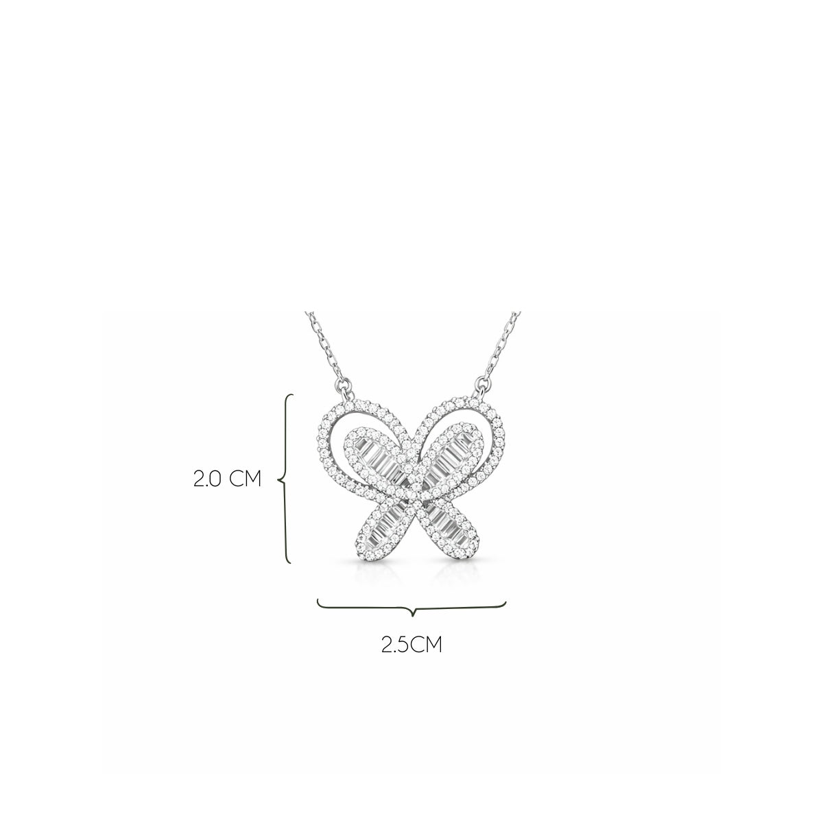 Detalle del dije mariposa enchapado en rodio y circonitas baguette.