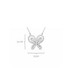 Detalle del dije mariposa enchapado en rodio y circonitas baguette.