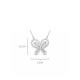 Detalle del dije mariposa enchapado en rodio y circonitas baguette.